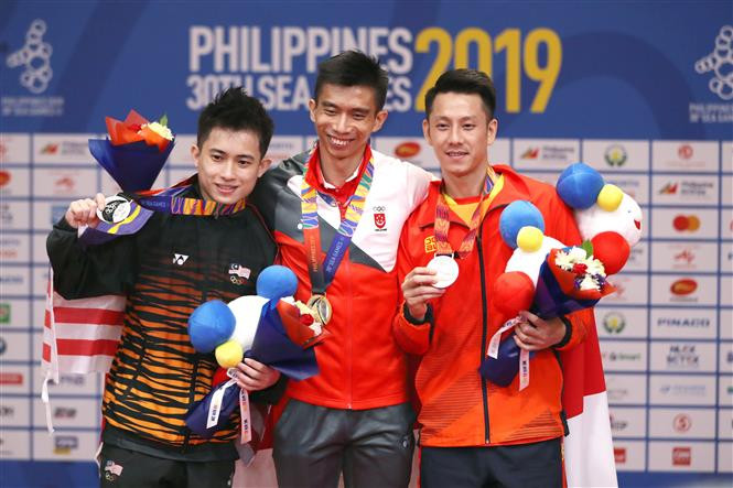 Tran Xuan Hiep (R) receives bronze medal for Wushu (Photo: VNA)
