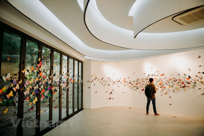 Moving closer and looking at the butterflies, visitors will see many of them are somewhat messy, but made with no less love than the aesthetically pleasing butterflies (Photo: Vietnam+)