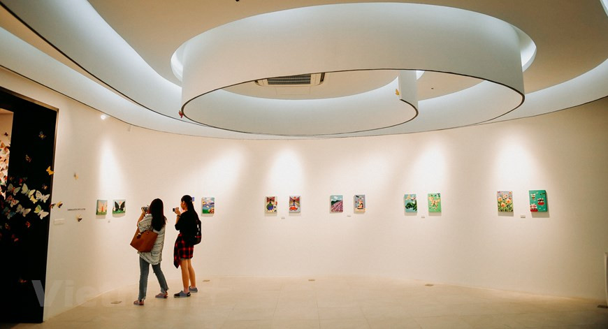 The touring exhibition has been held at the Museum of Modern Art in New York, the Bozar Centre for Fine Art in Brussels and other museums in Indonesia, Ethiopia, Thailand, China, Kenya and France (Photo: Vietnam+)