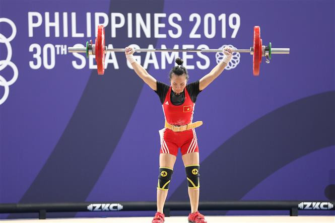 Vuong Thi Huyen grasps a gold in the women’s weightlifting (Photo: VNA)