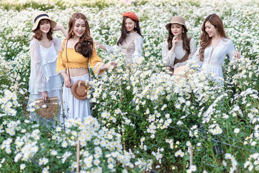 Some visitors to the garden followed by their professional photographers and make-up team to have the most beautiful and memorable shootings(Photo: Vietnam+)