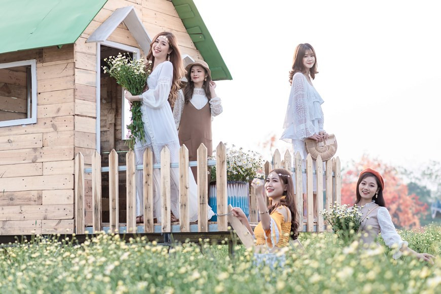 It is easy to realize that there are women and teenage girls in a wide range of ages wearing chic dresses to take ‘instagramable’ photos before the flowers wilts very soon (Photo: Vietnam+)