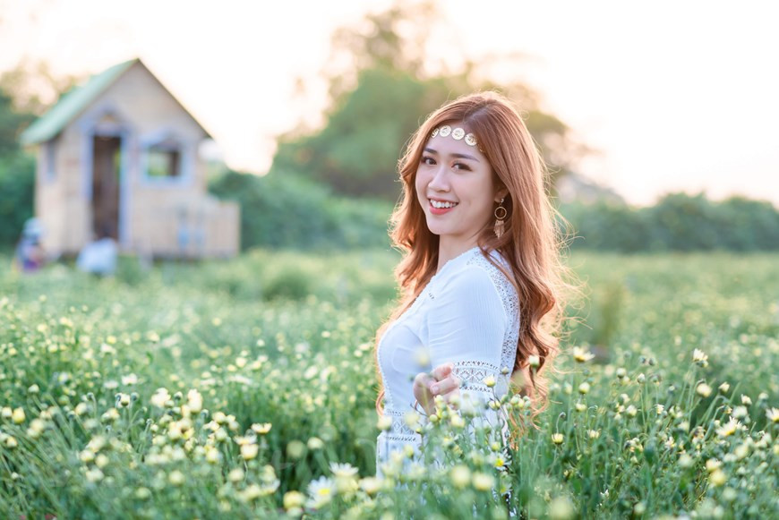Boho style seems to be ladies’ favourite when taking pictures with oxeye daisies (Photo: Vietnam+)