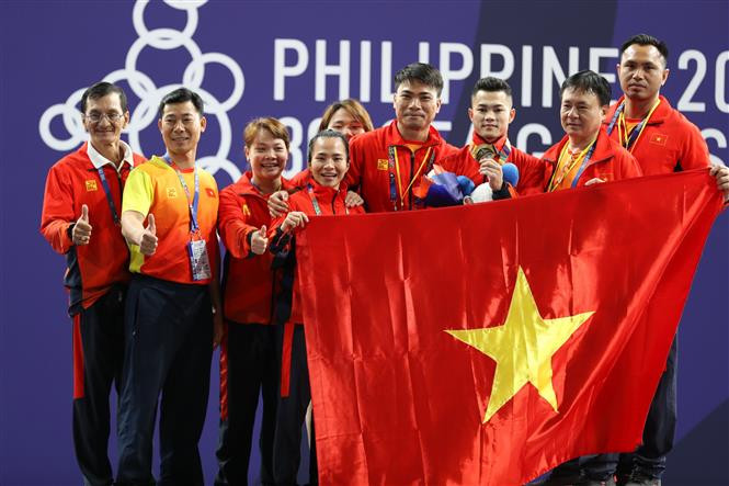 Lai Gia Thanh brings home a gold medal in the men’s weightlifting (Photo: VNA)