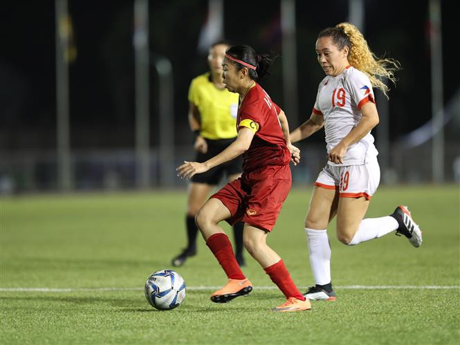 Captain Huynh Nhu (L) in a ball fight (Photo: VNA)