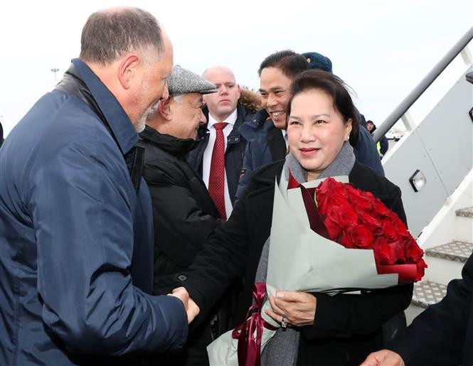 National Assembly Chairwoman Nguyen Thi Kim Ngan was welcomed at Tazan airport by Chairman of the State Council of Tatarstan Farid Khayrullovich Mukhametshin, Deputy Chairperson of the State Council of Tatarstan Tatyana Larionova, among others, December 8 (Photo: VNA)