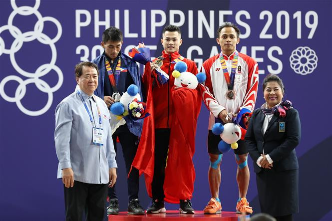 Lai Gia Thanh brings home a gold medal in the men’s weightlifting (Photo: VNA)