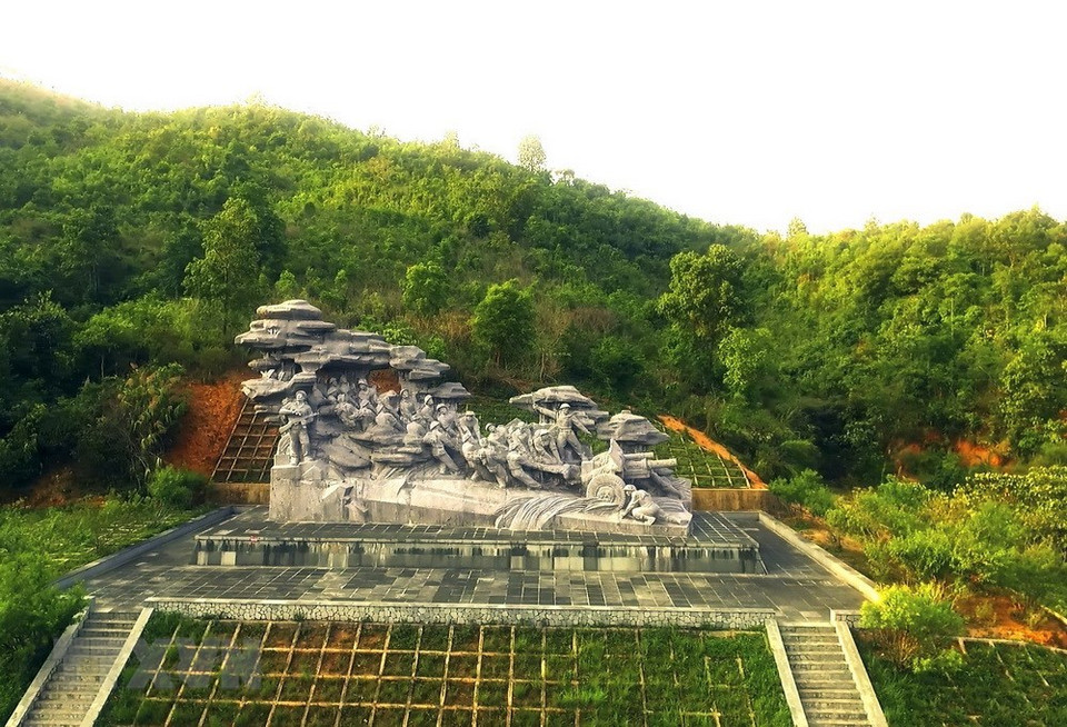 Monument features soldiers pulling artillery by hand (Photo: VNA)
