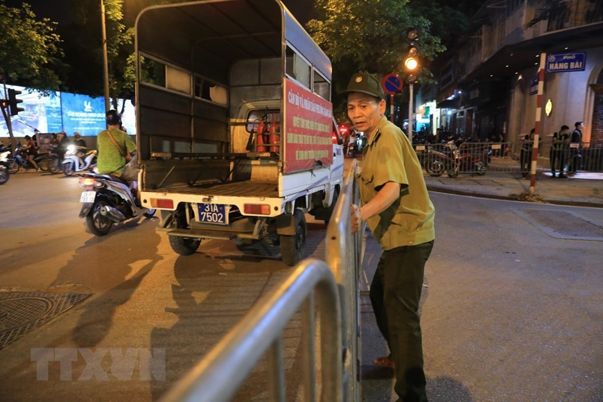 The walking streets in Hoan Kiem District are open from Friday night to Sunday night, from 7 pm to 12 am in summer and from 6 pm to 12 am in winter (Photo: VNA)