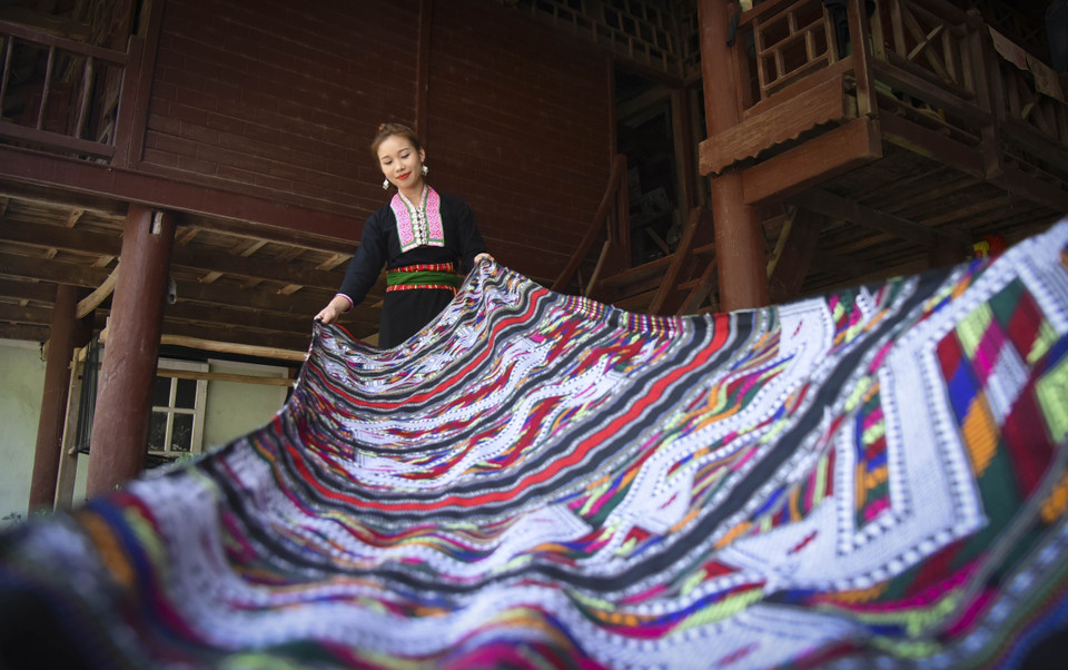 The Lao people’s brocade weaving is a sophisticated process, with all steps done by hand. (Photo: VNA)