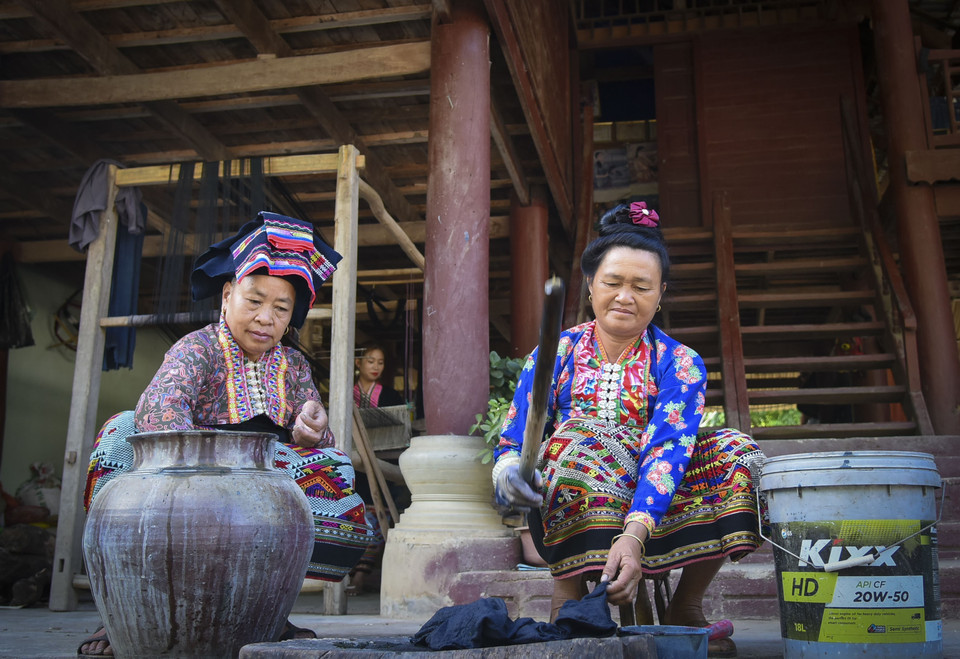 Lao ethnic people dye their brocade. (Photo: VNA)