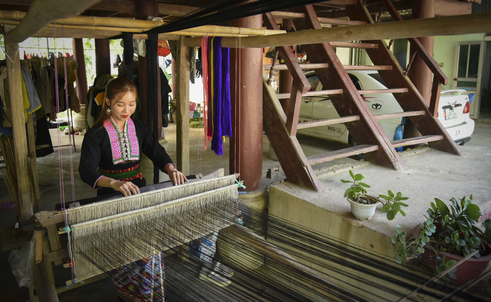 A young Lao woman weaves brocade. (Photo: VNA)