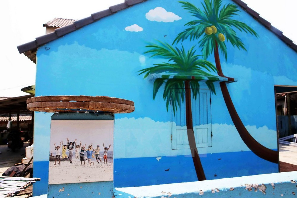 A tea shop wears a new colourful coat (Photo: VNA)