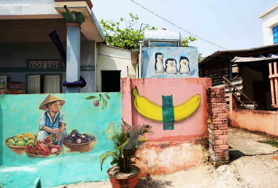 Artists turned the old walls of 100 houses in the village to colourful murals (Photo: VNA)