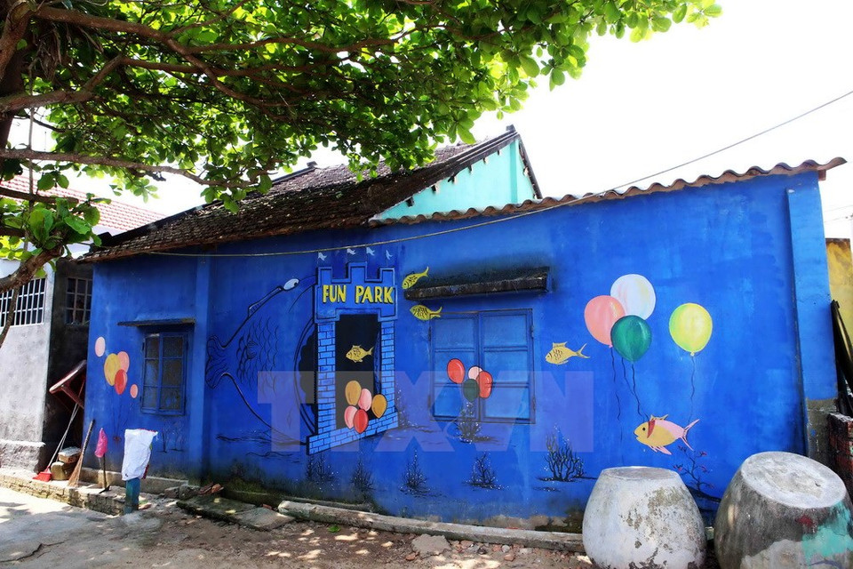 Artists turned the old walls of 100 houses in the village to colourful murals (Photo: VNA)