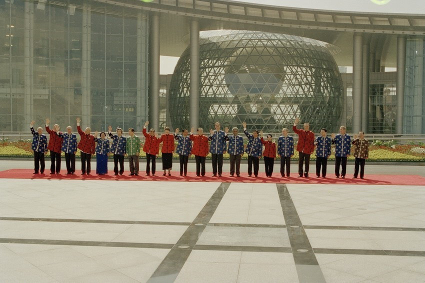 Then Prime Minister Phan Van Khai (first, right) and other leaders at the 9th APEC Economic Leaders' Meeting in Shanghai, China, on October 20, 2001 (Photo: VNA)