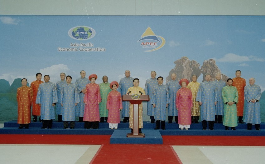 Then President Nguyen Minh Triet (front) reads the joint statement of the 14th APEC Economic Leaders' Meeting in Hanoi, Vietnam, on November 19, 2006 (Photo: VNA)