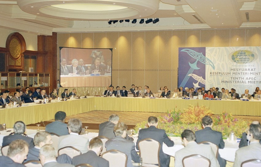 The 10th APEC Ministerial Meeting in Kuala Lumpur, Malaysia, on November 14, 1998. At the opening session of this event, Vietnam, Russia and Peru were admitted into APEC, raising the number of APEC members to 21 (Photo: VNA)