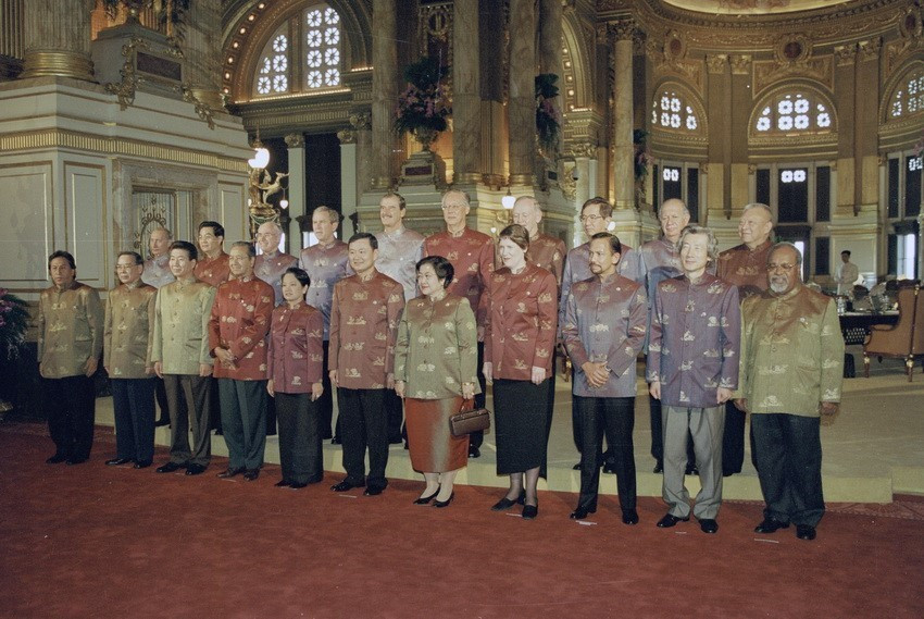 Then Prime Minister Phan Van Khai (front, second, left) and other heads of delegations pose for a photo at the 11th APEC Economic Leaders' Meeting in Bangkok, Thailand, on October 21, 2003 (Photo: VNA)