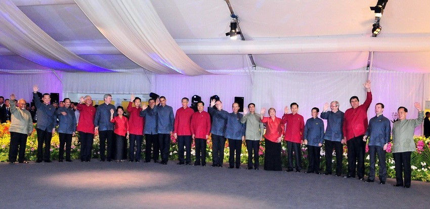 Then President Nguyen Minh Triet (fifth, right) at the 17th APEC Economic Leaders' Meeting that took place in Singapore on November 14-15, 2009 (Photo: VNA)