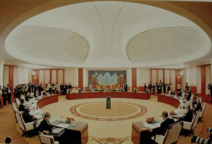 The first session of the 13th APEC Economic Leaders' Meeting in Busan, the Republic of Korea, on November 18, 2005 (Photo: VNA)