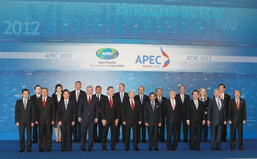 Then President Truong Tan Sang (back, first, left) and other heads of delegations at the 20th APEC Economic Leaders' Meeting in Vladivostok, Russia, on September 9, 2012 (Photo: VNA)