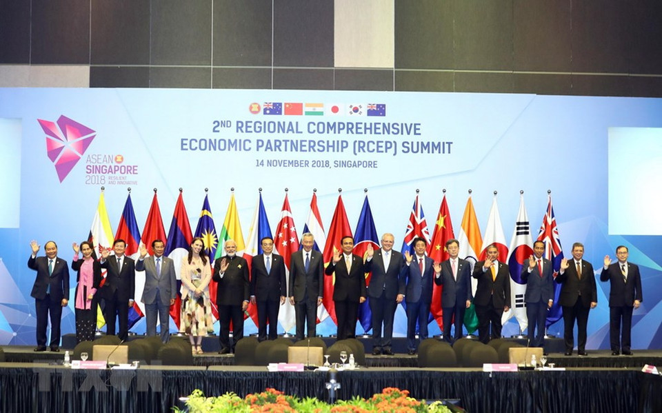 PM Nguyen Xuan Phuc (first, left) and leaders of ASEAN nations and six partner countries (Australia, China, India, Japan, the Republic of Korea, and New Zealand) pose for a photo at the 2nd Regional Comprehensive Economic Partnership (RCEP) Summit (Photo: VNA)