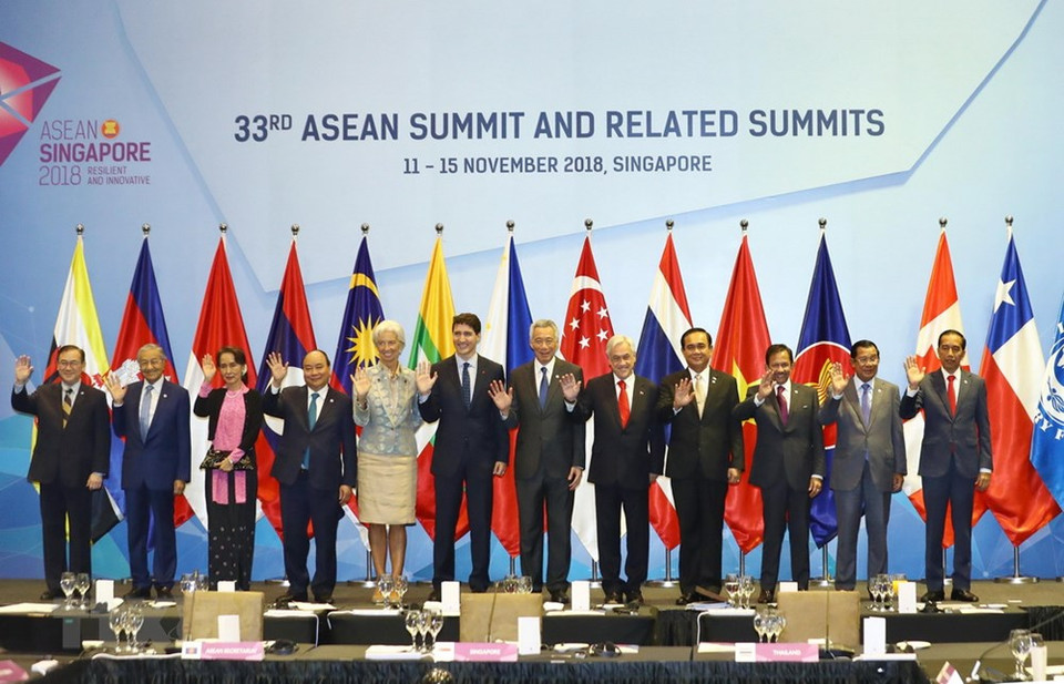 PM Nguyen Xuan Phuc (fourth, left) joins other ASEAN leaders, IMF Managing Director Christine Lagarde (fifth, left) and Canadian PM Justin Trudeau (sixth, left) at a photo session of the 33rd ASEAN Summit and related summits in Singapore (Photo: VNA)
