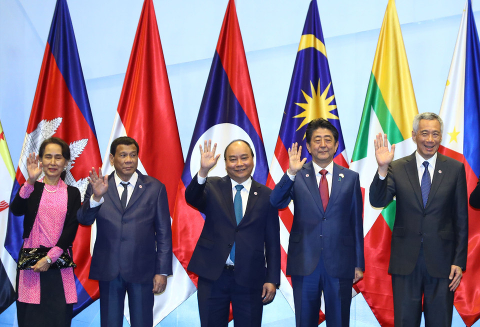 PM Nguyen Xuan Phuc (centre), other ASEAN leaders and Japanese PM Shinzo Abe (second, right) pose for a photo at the 21st ASEAN-Japan Summit (Photo: VNA)