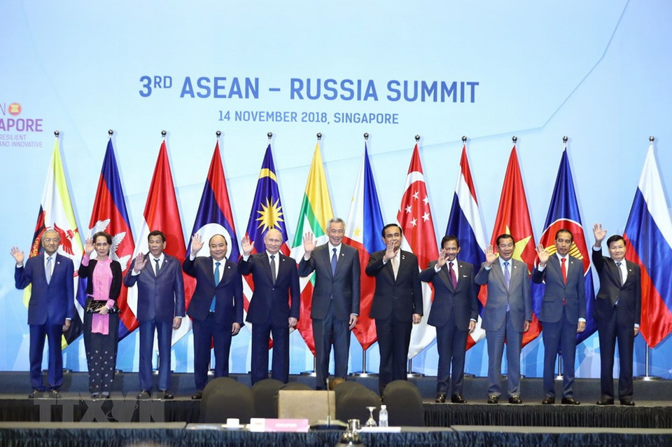 PM Nguyen Xuan Phuc (fourth, left), other ASEAN leaders and Russian President Vladimir Putin (fifth, left) at the 3rd ASEAN-Russia Summit (Photo: VNA)