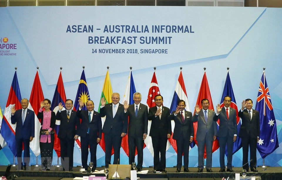 PM Nguyen Xuan Phuc (fourth, left), other ASEAN leaders and Australian PM Scott Morrison (fifth, left) at the ASEAN-Australia Informal Breakfast Summit on November 14 (Photo: VNA)