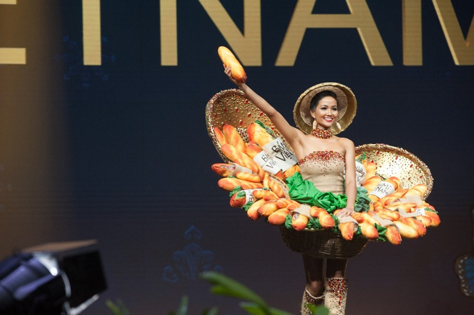 Miss Vietnam H’Hen Nie and other contestants show off national costumes (Photo: Organising board) 