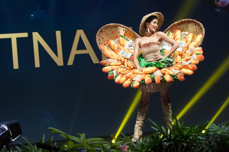Miss Vietnam brings to the show the national costume, “Banh mi”, inspired by the nation’s most popular street food (Photo: Organising board)