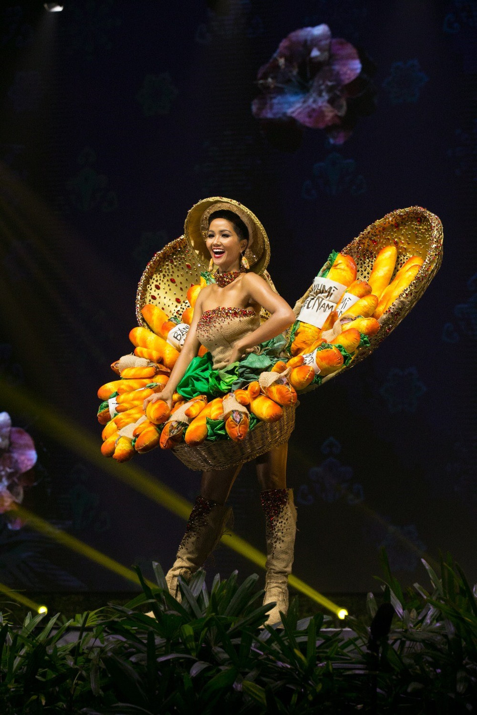 Many changes to the outfit have been made before H’Hen Nie wears it at Miss Universe 2018 (Photo: Organising board)