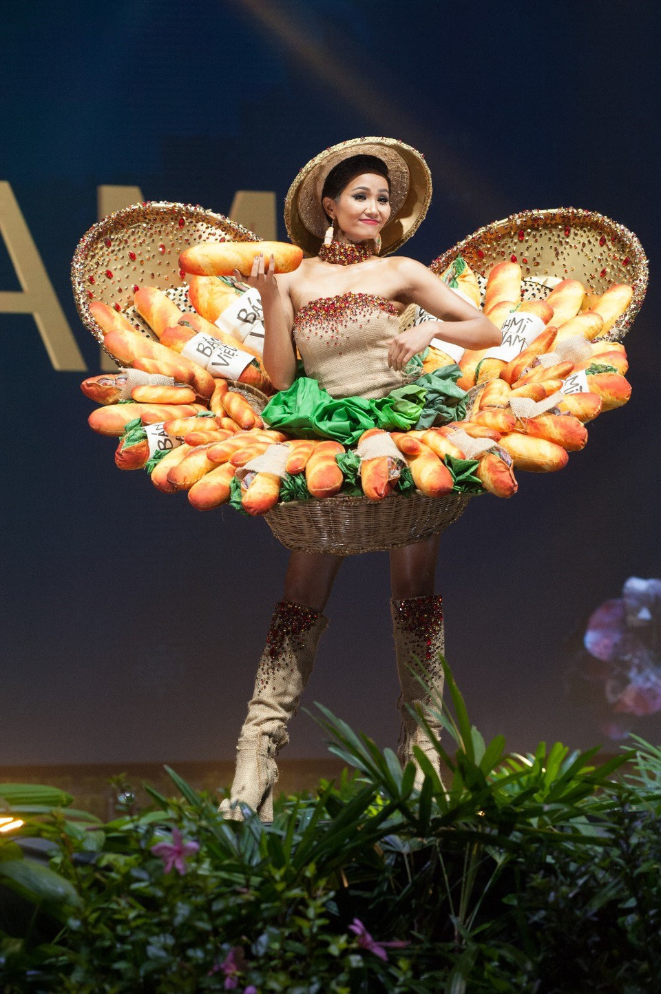 The amazing weird concept is hoped to win the best national costume for Vietnam at Miss Universe 2018 (Photo: Organising board)
