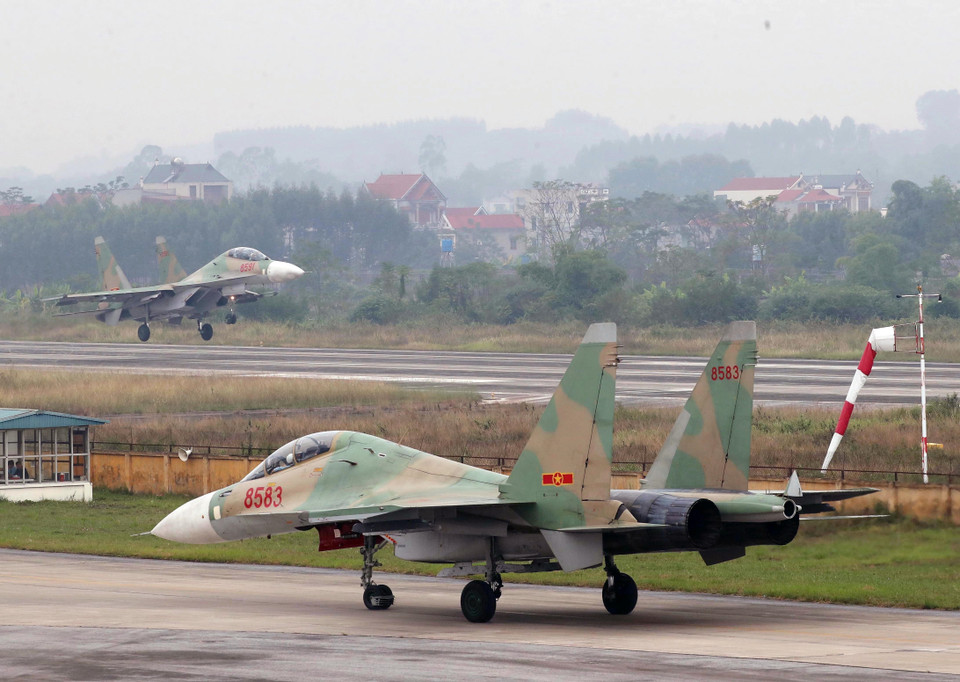 A Su-30MK2 aircraft lands after practice in preparation for the Vietnam International Defence Expo 2022. (Photo: VNA)