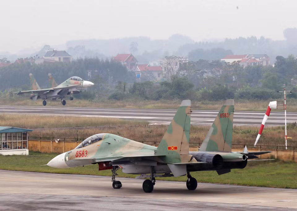 A Su-30MK2 aircraft lands after practice in preparation for the Vietnam International Defence Expo 2022. (Photo: VNA)