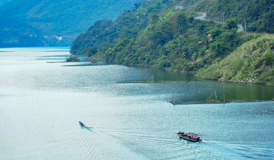 Boats gliding along the water give the Son La Hydropower Reservoir a magical beauty. (Photo: VNA)