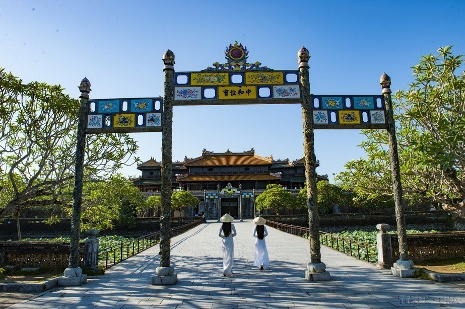 Poetry on Hue royal architecture is the third documentary heritage of the Nguyen Dynasty recognised as a World Documentary Heritage. It is the fifth cultural heritage from the former imperial capital of Hue to be honoured and listed by UNESCO. Hue has become a “One destination, 5 heritage” tourist destination. (Photo: VNA)