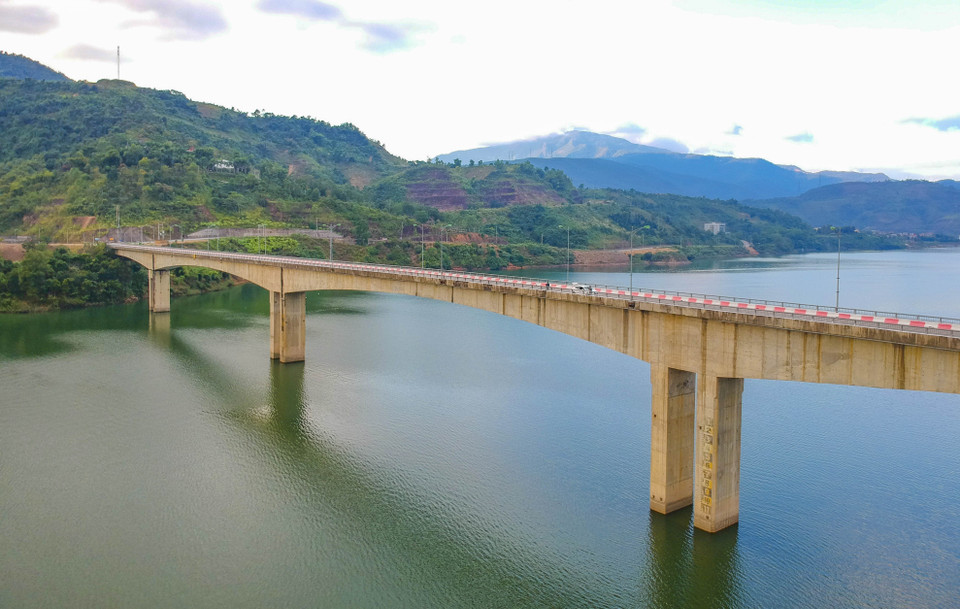 Ban Xa Bridge connects the two sides of the reservoir. (Photo: VNA)