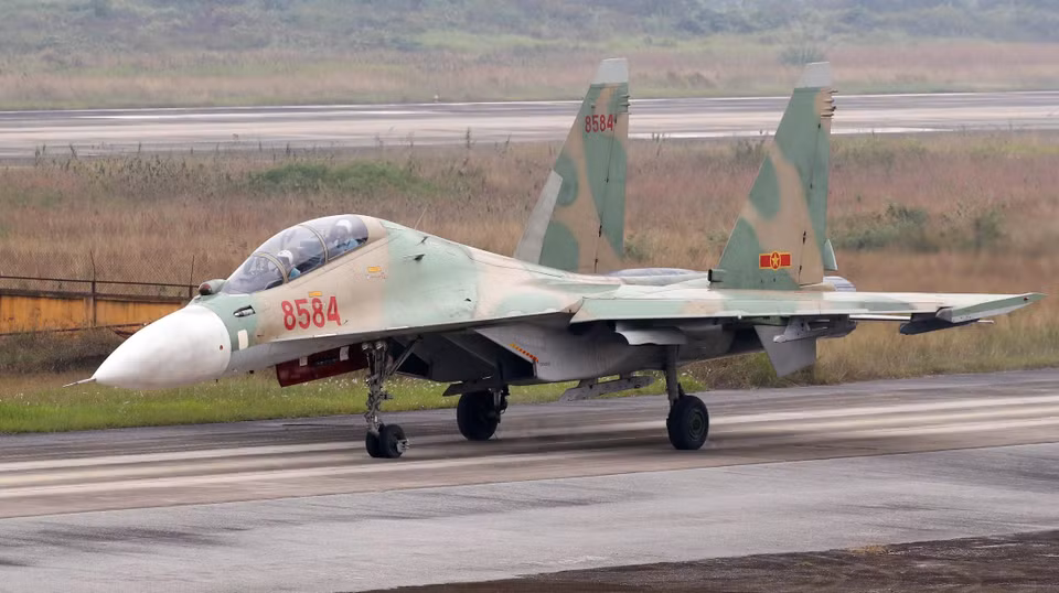 A Su-30MK2 aircraft lands after practice in preparation for the Vietnam International Defence Expo 2022. (Photo: VNA)