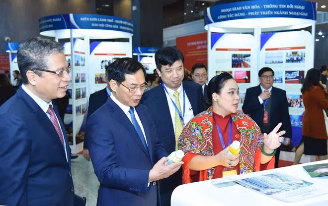 Minister of Foreign Affairs Bui Thanh Son visits TH Group’s booth at the 32nd National Diplomatic Conference that takes place in Hanoi on December 19-23. He also tries the group’s roasted rice drink TH true RICE. (Photo: VietnamPlus)