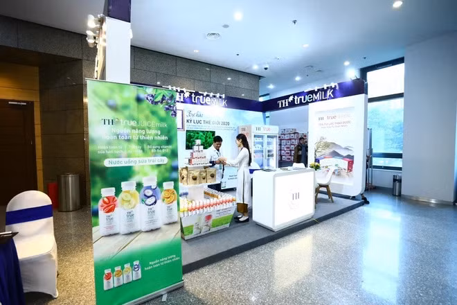 An area is arranged to introduce Vietnamese brands, with the highlight being products from TH Group. TH true MILK, a trustworthy brand, has accompanied many important national and international events. (Photo: VietnamPlus)