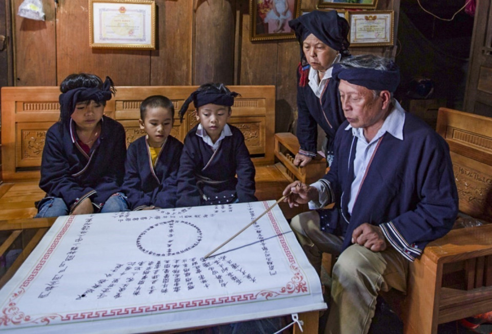 Mr. Henh teaches the writing of the Dao language to his family members every day. (Photo: VNA)