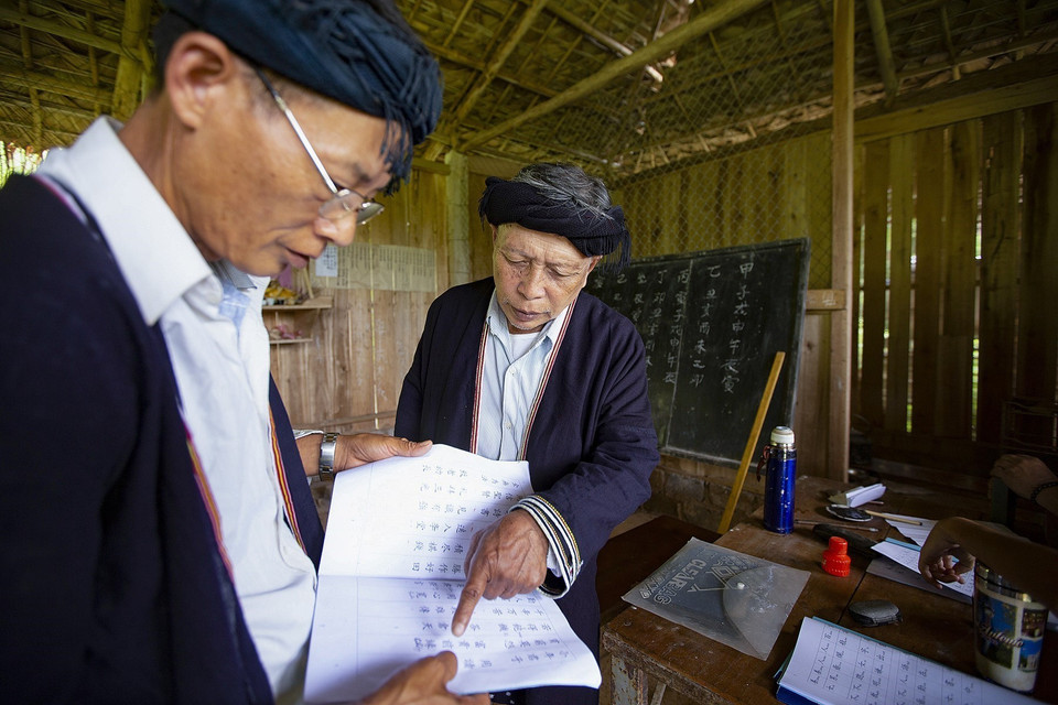 Mr. Henh’s Nom-Dao class has attracted many students of differing ages. (Photo: VNA)