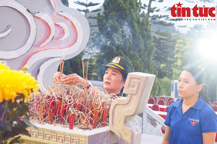 Young people feel proud and grateful to the sacrifices by heroes and martyrs. (Photo: Tin Tuc Newspaper/VNA)
