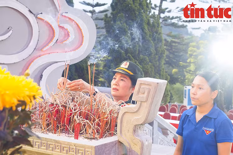 Young people feel proud and grateful to the sacrifices by heroes and martyrs. (Photo: Tin Tuc Newspaper/VNA)