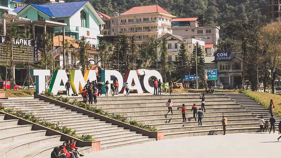 Tourists in Tam Dao can experience four seasons in one day. In the morning, there may be a gentle spring breeze, followed by a hot summer’s afternoon. The evening brings a romantic autumn atmosphere, while overnight there may be a wintery chill. (Photo: VNP/VNA)