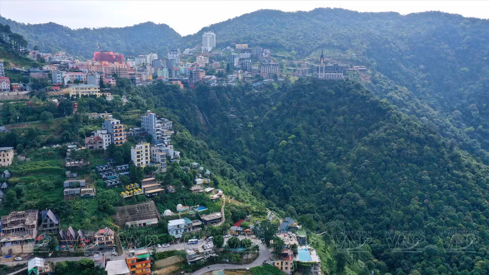 A panoramic view of Tam Dao, a popular tourist destination that attracts visitors from all over the world and boasts a range of offerings, such as resorts, eco-tourism, adventure, research, and spiritual and cultural exploration. (Photo: VNP/VNA)