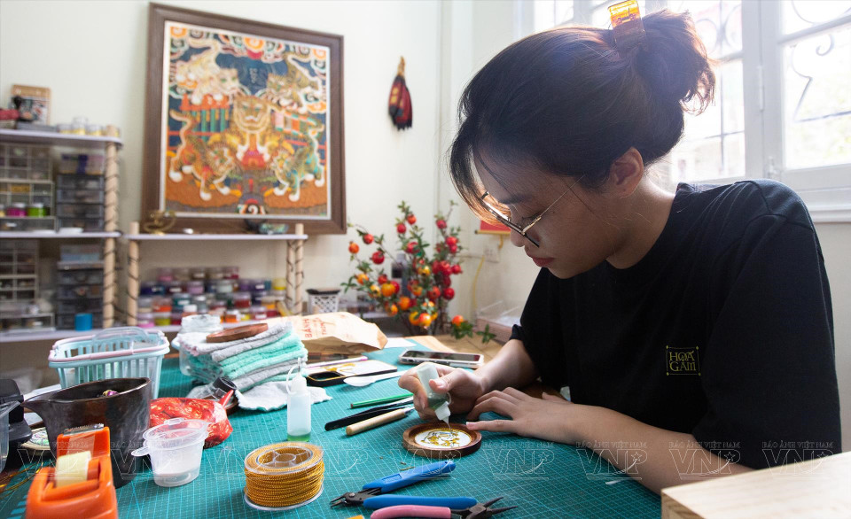 Minh Ngoc - a student at Hanoi University - joined Hoa Gam to gain experience, but her passion for the art form led her to become a dedicated member of the team. (Photo: VNP/VNA)